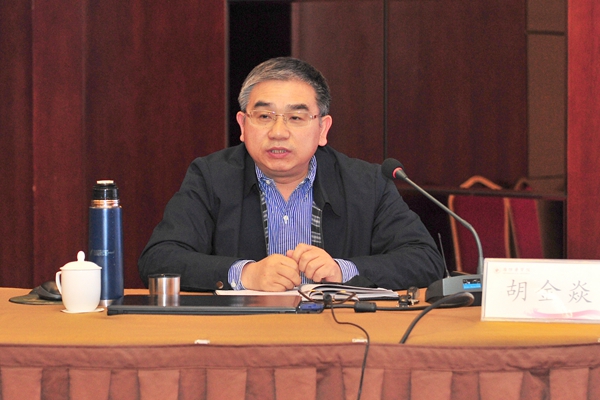 Hu Jinyan, secretary of the Party Committee of Qingdao University,delivered a report